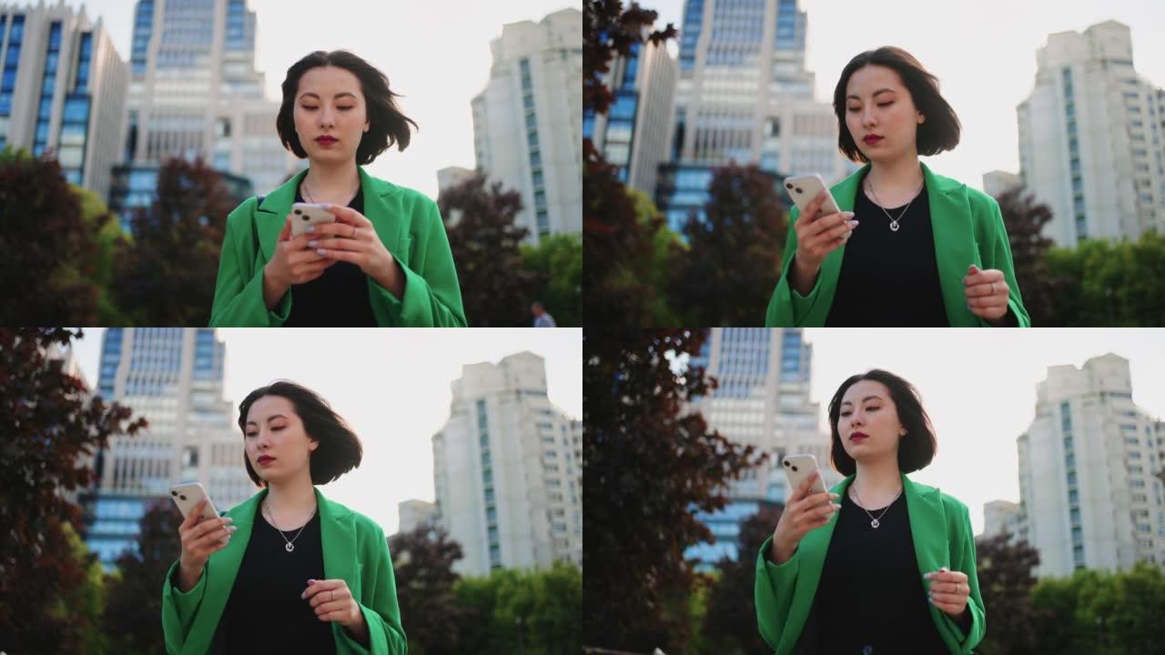 女性社交媒体用户的肖像户外，漂亮的日本女人正在网上聊天