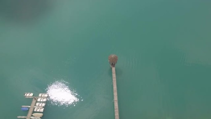 空中无人机拍摄了山上的绿松石湖