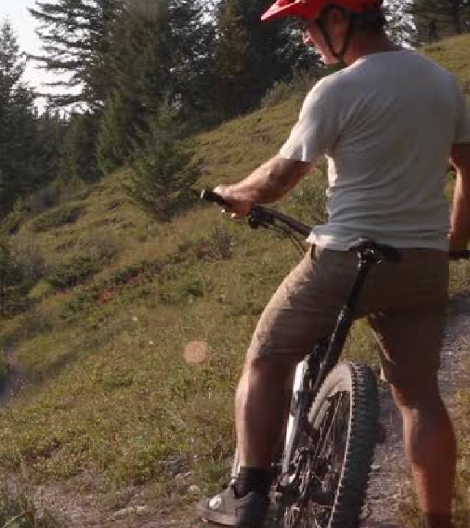 Man mountain biker通过trail fork，选择方向
