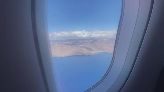 第一人称视角从下面加那利群岛的飞机窗口向外看