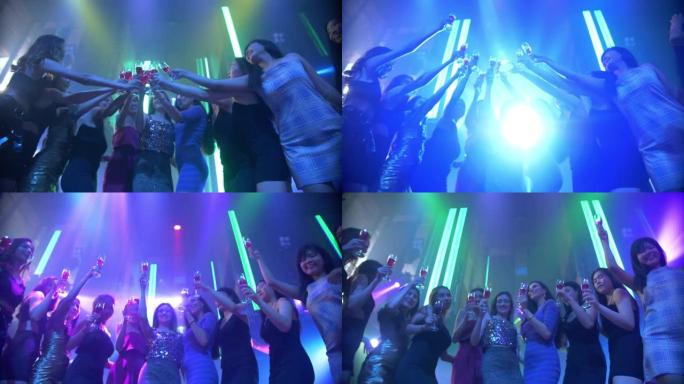 派对期间，妇女在俱乐部跳舞和欢呼