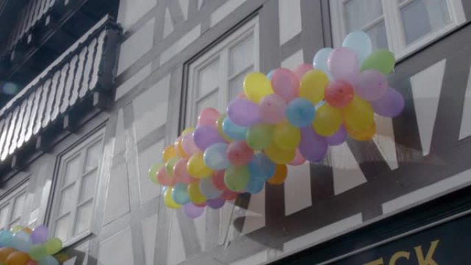 嘉年华期间悬挂的彩色气球的细节照片