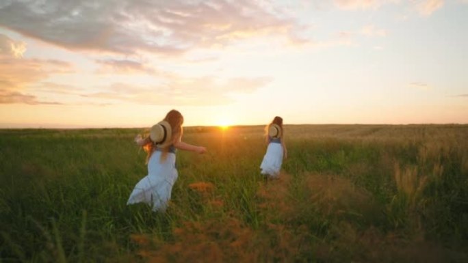 夏天日落时分，两个小姐妹一起走在风景如画的田野里，慢动作
