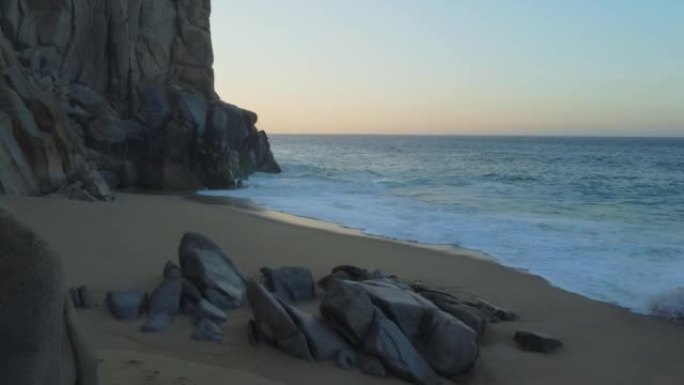 空中无人机拍摄的岩石悬崖边海滩