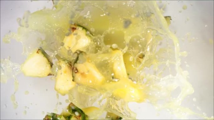 爆炸菠萝和爆裂果汁和切片的超慢动作