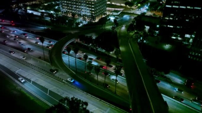 静态无人机在晚上在洛杉矶的第五街立交桥和110高速公路上低头