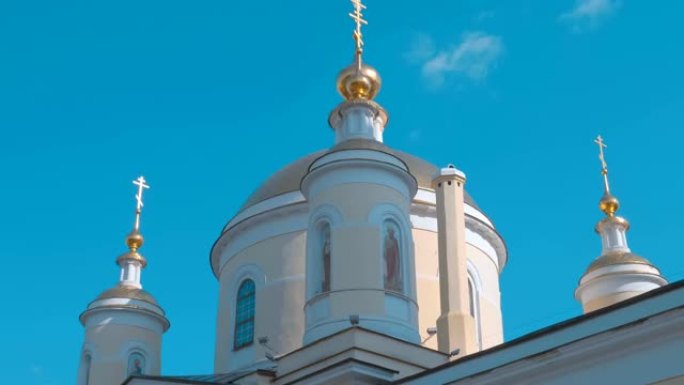 金色圆顶，俄罗斯东正教教堂的十字架在蓝天下