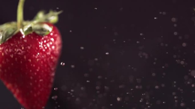 两个大草莓在黑色背景上飞来飞去碰撞