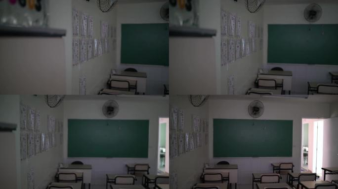 空课桌坐在空置的教室里 -- 学校主题