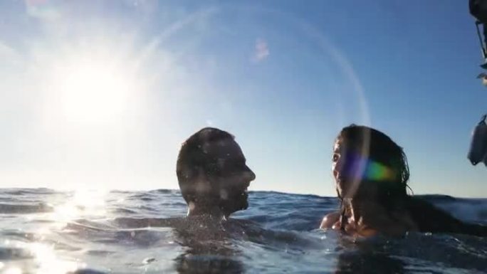 暑假: 一对情侣一起游泳的浪漫