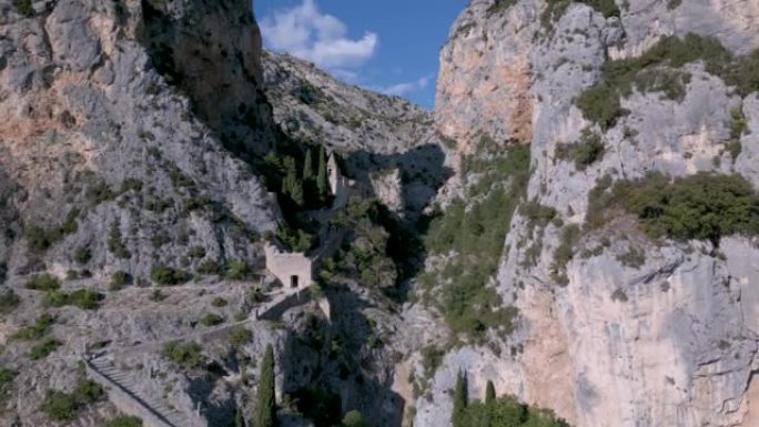 飞往法国Moustiers-Sainte-Marie村的石灰岩悬崖