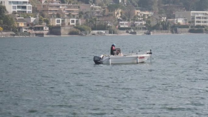 湖上渔船上男人的远观