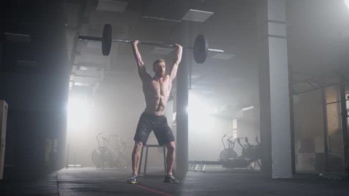 慢动作: 男子在健身房进行硬拉运动