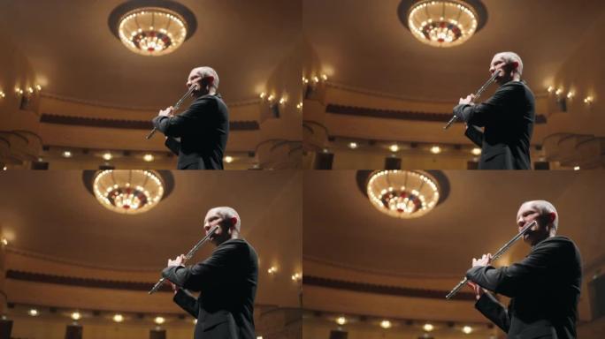 才华横溢的长笛演奏家正在歌剧院或爱乐音乐厅演奏音乐，用长笛描绘音乐家的肖像