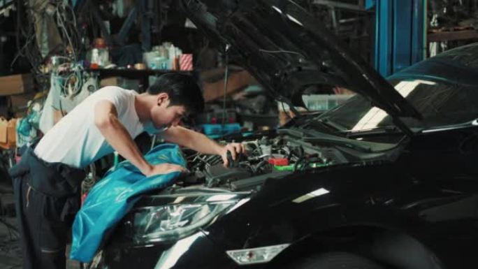 专业修理工在车间提供汽车服务