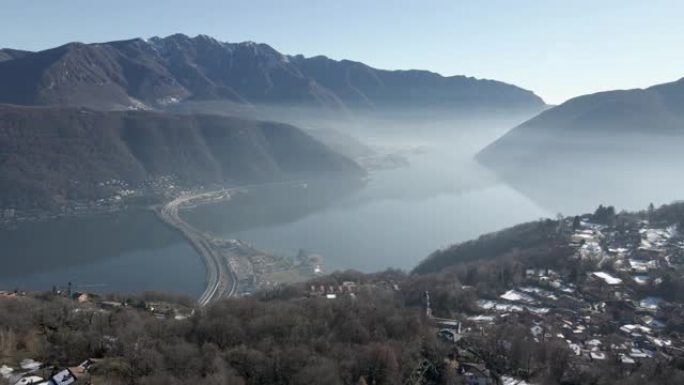 在晴朗的日子里，空中无人机拍摄了一个山湖小镇