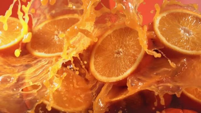 橙汁溅过橙片的慢动作镜头