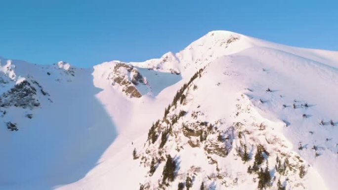 早春期间雪山山脉的风景