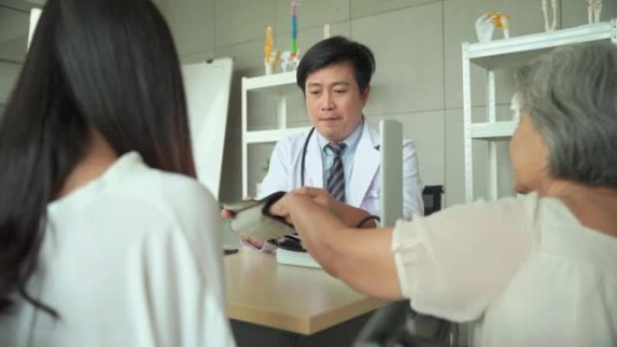 男医生在医院测量病人的血压高级女性。