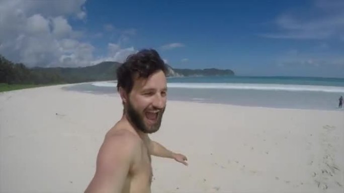 男性穿着泳衣在海滩上奔跑，跳入海洋微笑