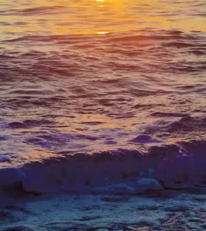 奇妙的日落在海洋的平滑波浪上。美丽的日落在与金海海岸的热带海滩，4K