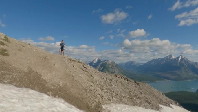 女徒步旅行者和宠物狗在山顶上享受时光