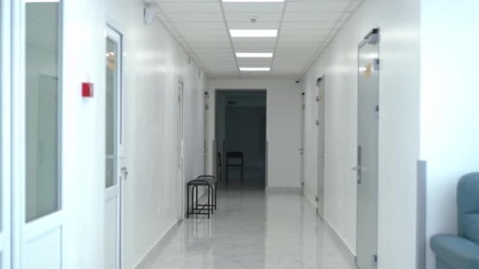 空荡荡的医院走廊，室内没有人。宽镜头白色清洁现代医疗诊所，里面没有人。服务和医疗保健的概念。
