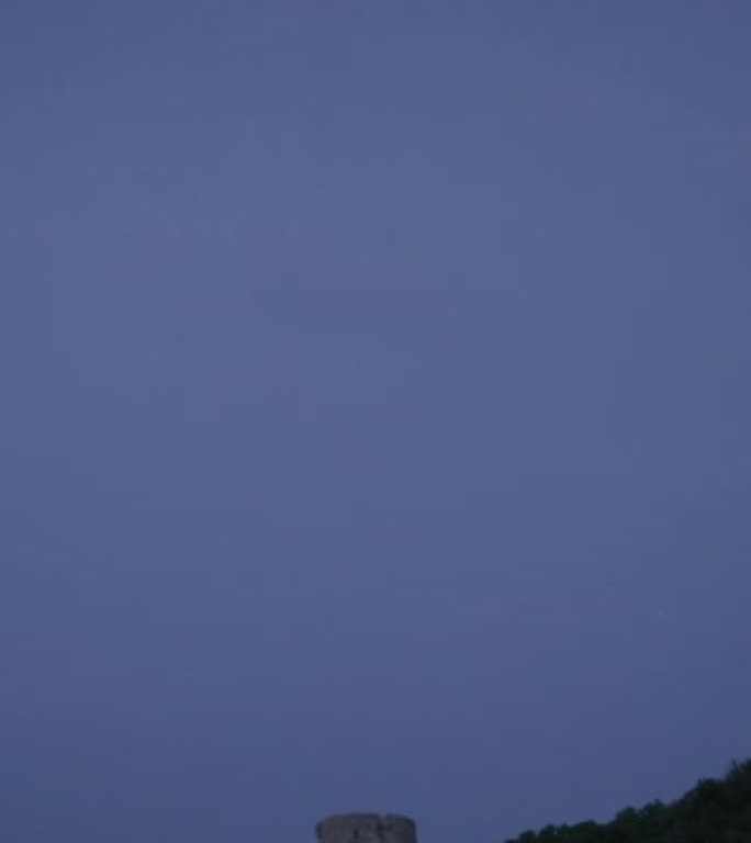 满月挂在山间的夜空。垂直视频