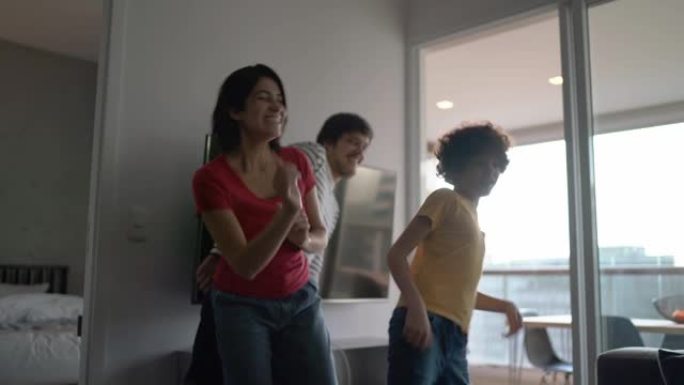 一家人一起跳舞，在家用手机分享