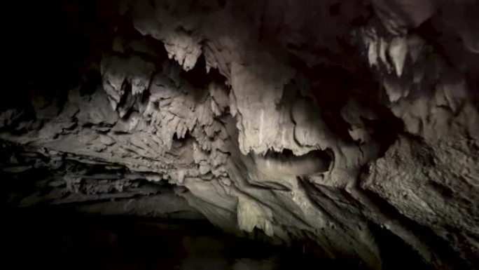 越南北部宁平省的Tam Coc洞穴和湖泊的美丽船景，进入一个有钟乳石和石笋的洞穴。