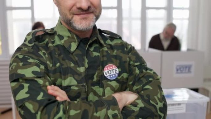 带着投票针的士兵在投票站的肖像，投票权，公民义务