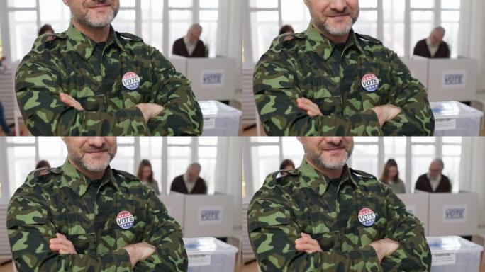 带着投票针的士兵在投票站的肖像，投票权，公民义务