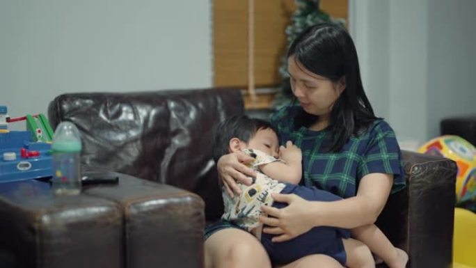 母亲喂养她的儿子幼儿泰国4k分辨率