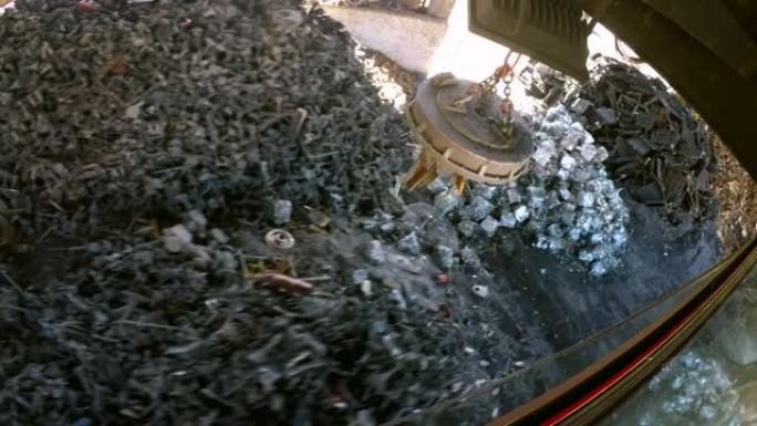 POV废磁铁在回收中心将金属卸载到桩上