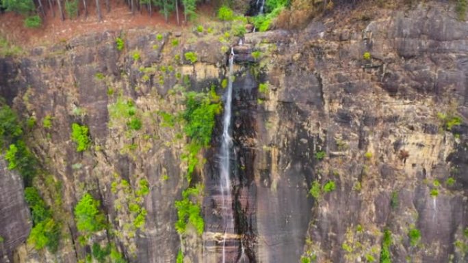 斯里兰卡丛林中的热带Bambarakanda瀑布。