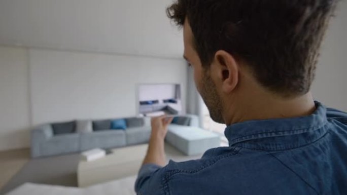 拉丁美洲男性房地产经纪人使用平板电脑录制了一个美丽的现代物业的视频