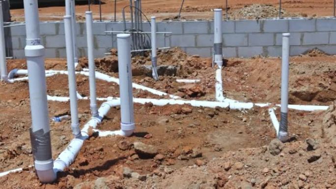 在管道施工现场在地面铺设PVC塑料管。
