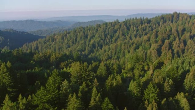 美国加利福尼亚州绿山上空的天线