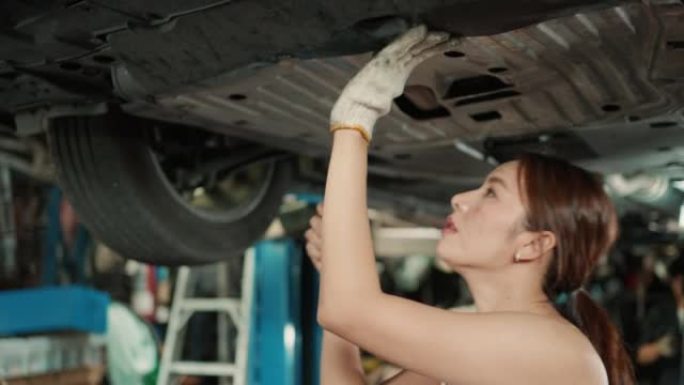 女发动机工程师在汽车修理厂修理汽车