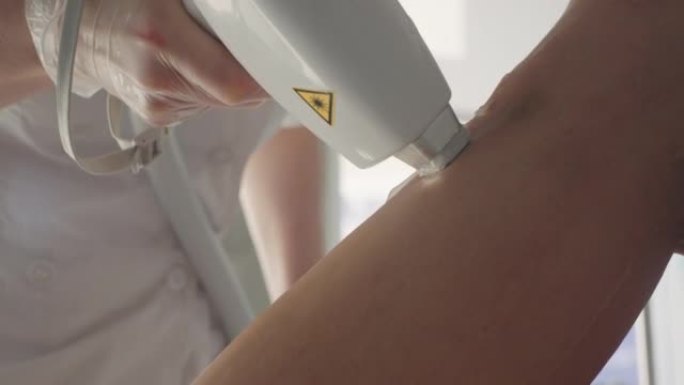 IPL脱毛技术在现代美容诊所，女性美容师正在使用激光设备