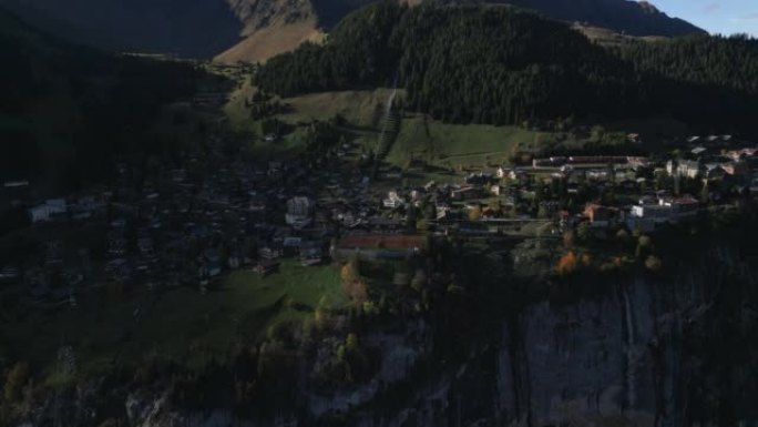 瑞士劳特布龙嫩Murren村右侧的空中滑梯