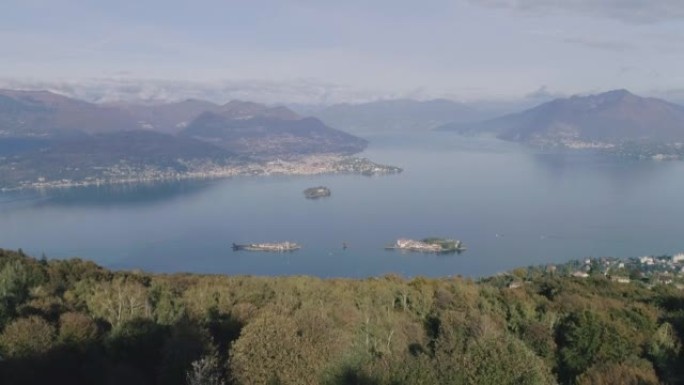 在高大的山峰和山谷之间飞行的鸟瞰图，湖泊