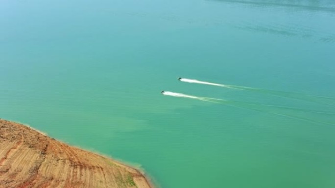 空中水上踏板车在Shasta湖上飞驰