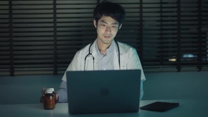 男医生对患者视频通话在线远程开药