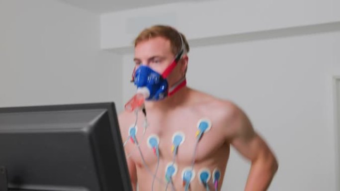 DS年轻男运动员在心肺压力测试期间停在跑步机上