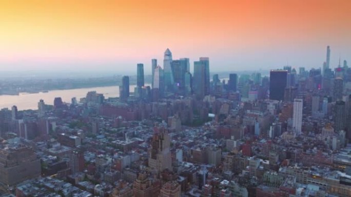 在纽约高楼林立的城市景观上拔地而起。在粉色天空的映衬下，令人印象深刻的优秀大都会建筑。