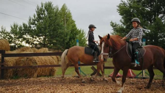 小女孩在马术中心骑马，小骑师在训练和练习骑马