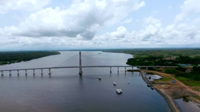 鸟瞰图。横跨赤道几内亚最大河流的巨大桥梁。中部非洲