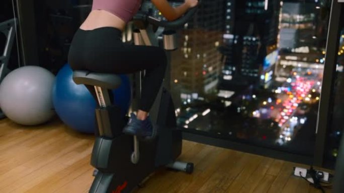 女人深夜在健身房锻炼。