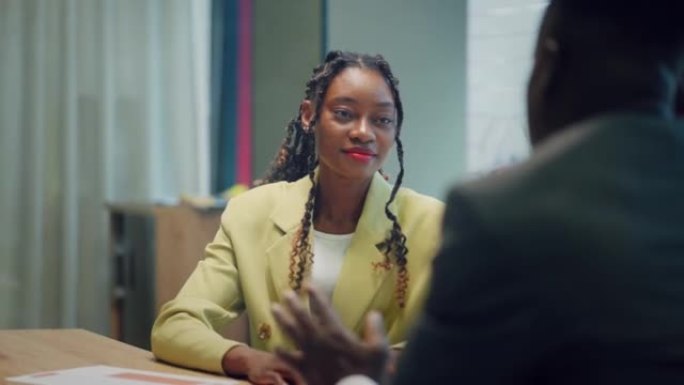 快乐自信的黑人女性招募握手雇主在新工作中被录用。微笑的年轻女性职业经理与黑人客户或客户制作商务办公室